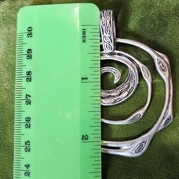 Premier Designs Silver Swirl Pendant Circular Magnetic Closure No Chain Jewelry - Picture 4 of 5